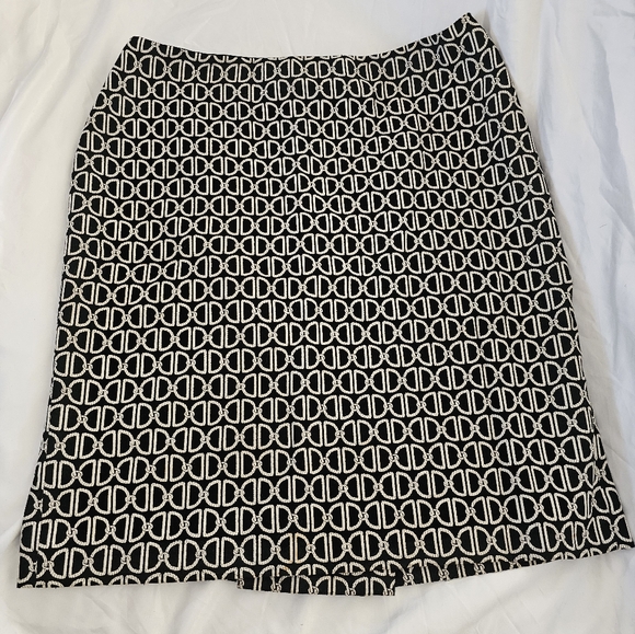 Chic Black and White Patterned Skirt - Picture 1 of 3